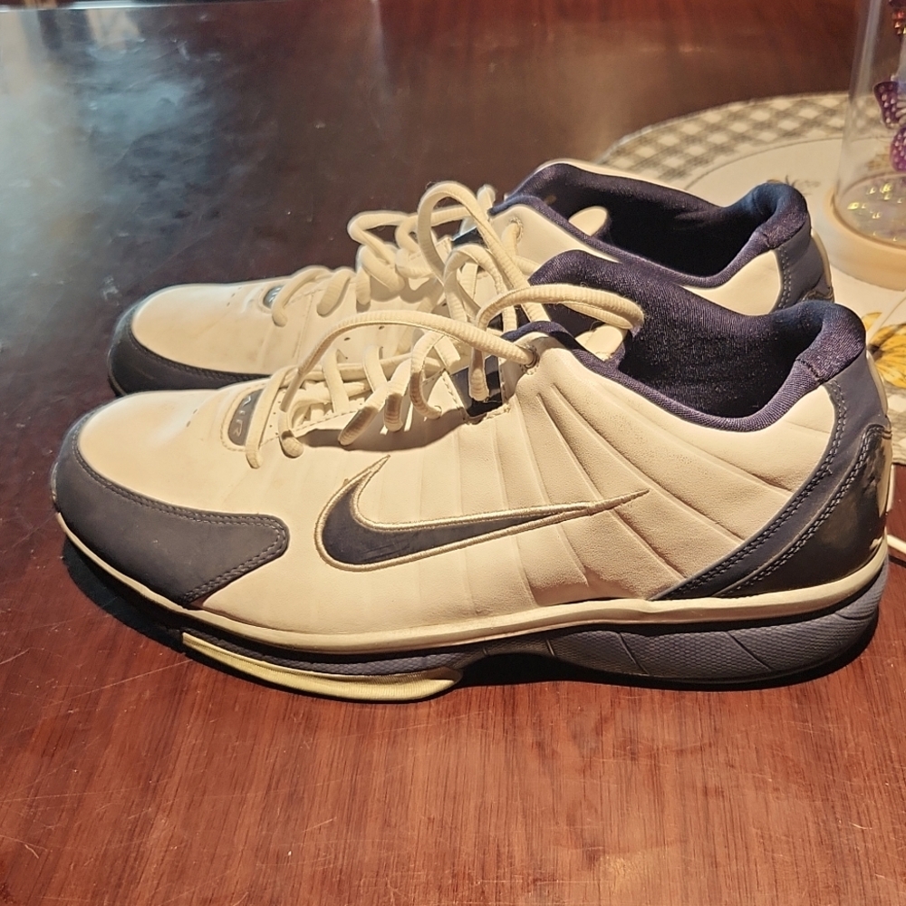 Nike air vintage tennis shoes